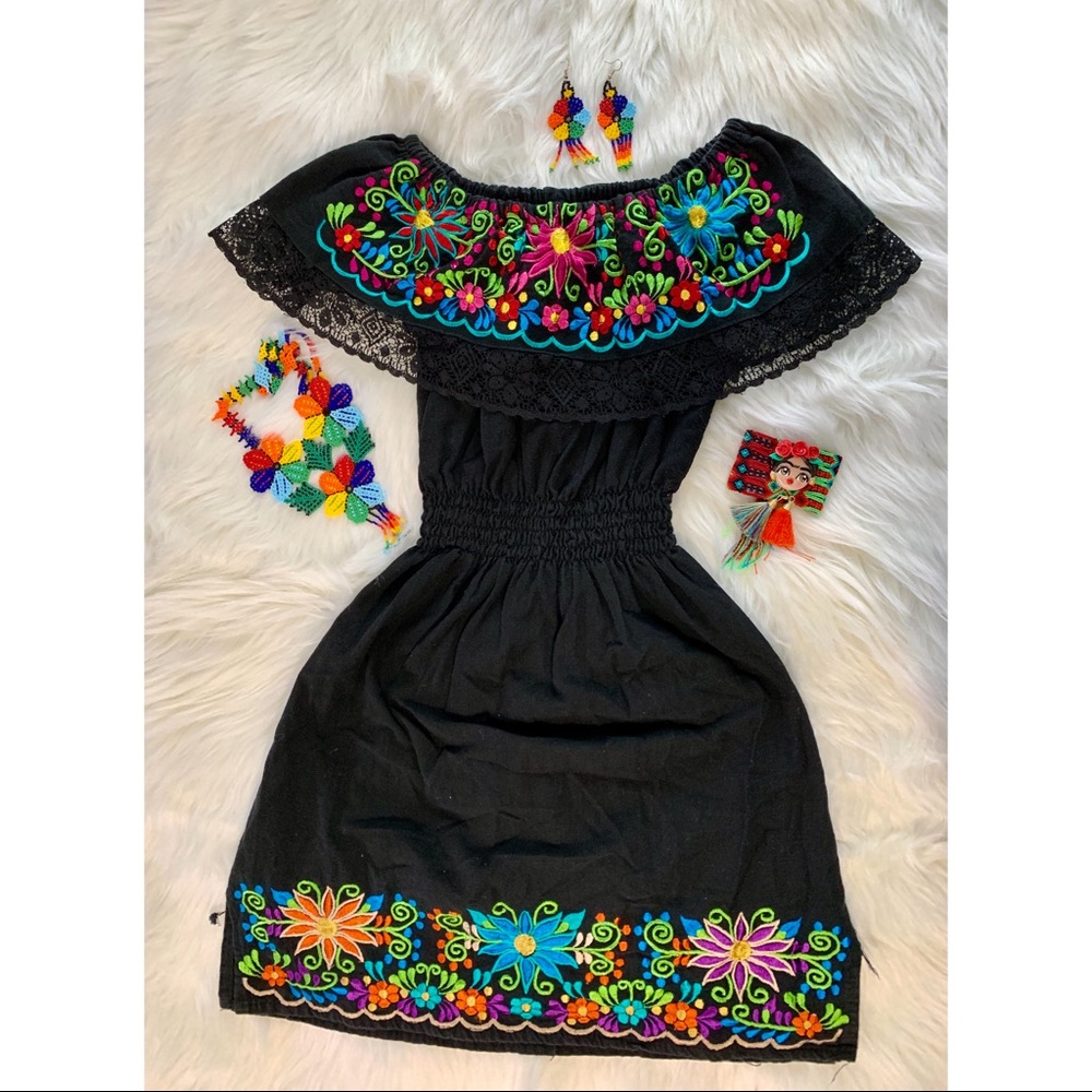 Girl’s campesina dress.